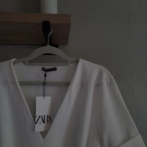 ZARA white dress short sleeve Midi white new✨️ v neck large tie up belt